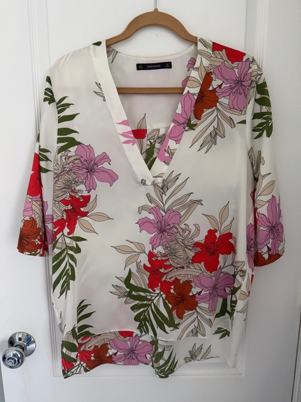 Zara Cream V-Neck Floral Print Blouse, Size Large. Like New